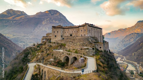 Fotografia Scenic view of the magnificent Forti di Bard (Bard Fort) in Valle d'Aosta, Italy