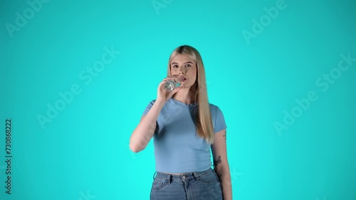 Kobieta pije wode ze szklanej butelki
