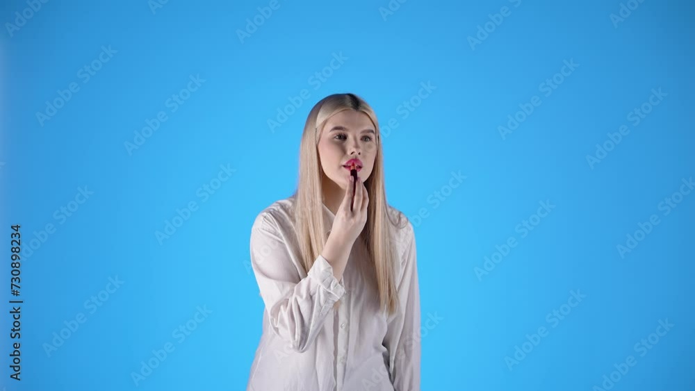 kobieta maluje usta czerwona szminką kobieta maluje usta czerwona szminką