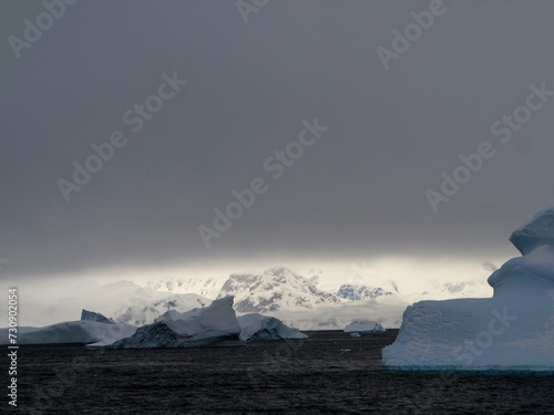 Landschaftspanorama mit Eisbergen, Gletschern und Gebirge im Südlichen Ozean oder Südpolarmeer westlich der Antarktischen Halbinsel vor Grahamland (Westantarktika) photo