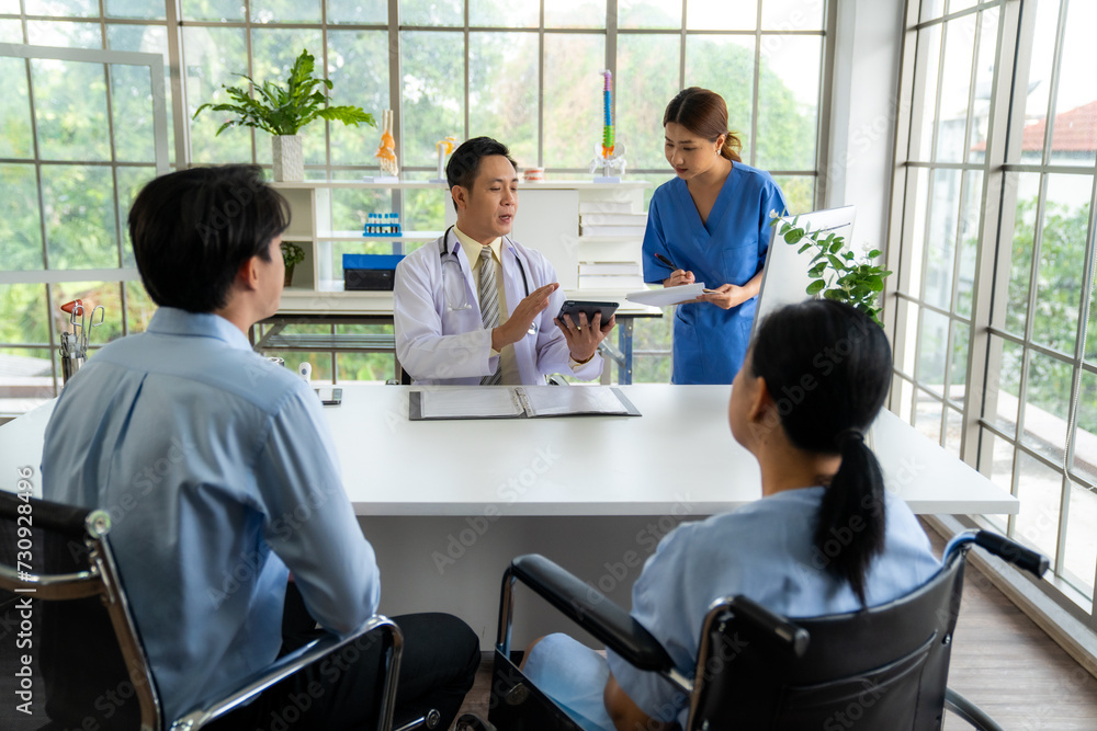 The doctor is currently examining and treating the patient, ready to provide consultation regarding the broken foot bone to facilitate a return to normal walking. The doctor is currently examining and treating the patient, ready to provide consultation regarding the broken foot bone to facilitate a return to normal walking.