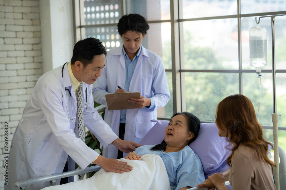 Doctors are examining and treating patients and giving advice. Doctors are examining and treating patients and giving advice.