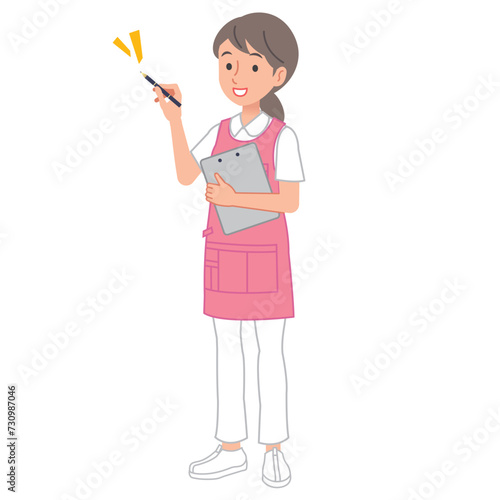 書類をチェックする介護スタッフの女性