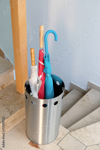 Regenschirme im Schirmständer stehen im Haus 
