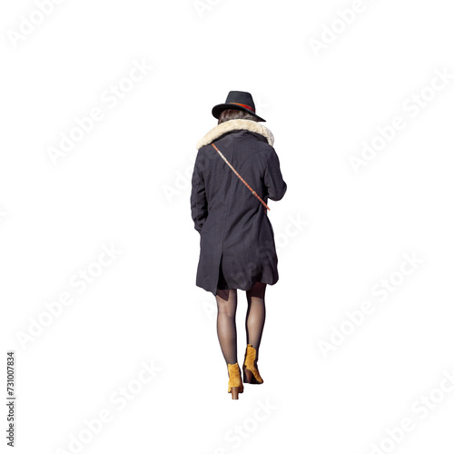 femme, vue de dos, qui marche, elle porte un chapeau en feutre noir, une parka noir avec un col en fourrure, des bas et des bottines, c'est l'hiver 