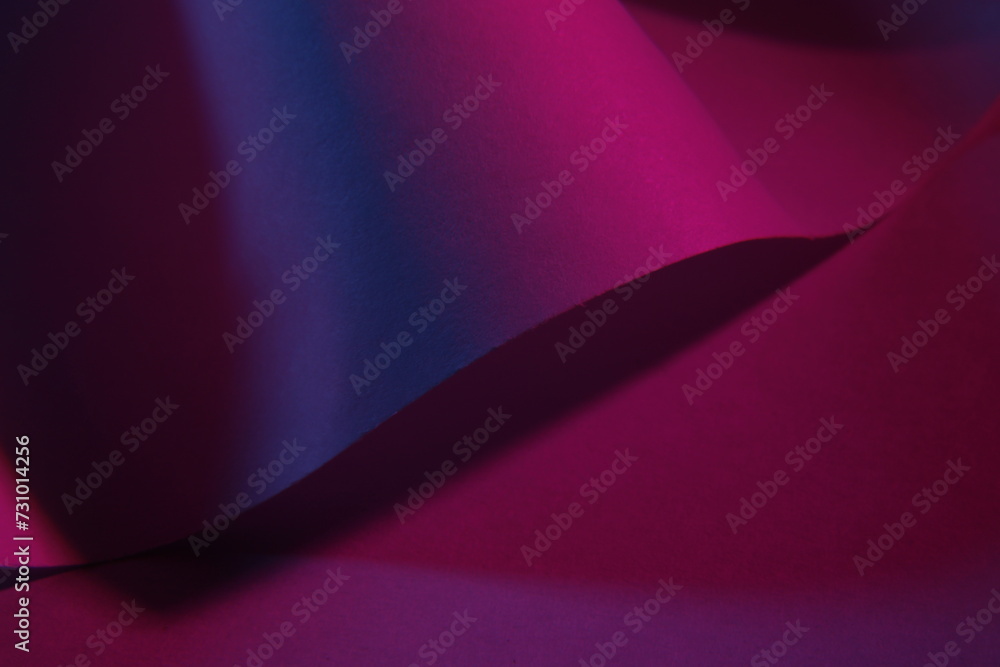 Papel de impresión para oficina con una curva en forma de arco, con luz rosa y azul forma una sombra rosa en la superficie, presentando un hermoso y original diseño abstracto con fondo bokeh - obrazy, fototapety, plakaty 