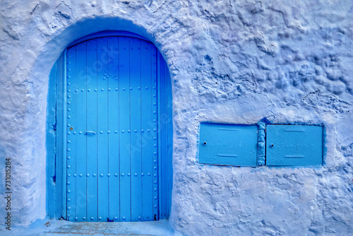 Door to traditional house in Chefchaouen, Morocco © Schneestarre