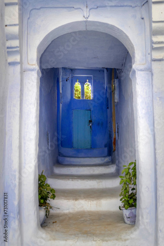 Door to traditional house in Chefchaouen, Morocco  © Schneestarre