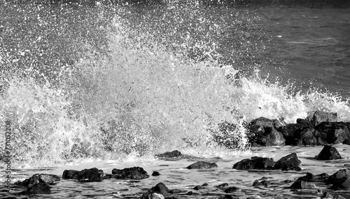Schizzi di acqua che si infrange contro delle rocce