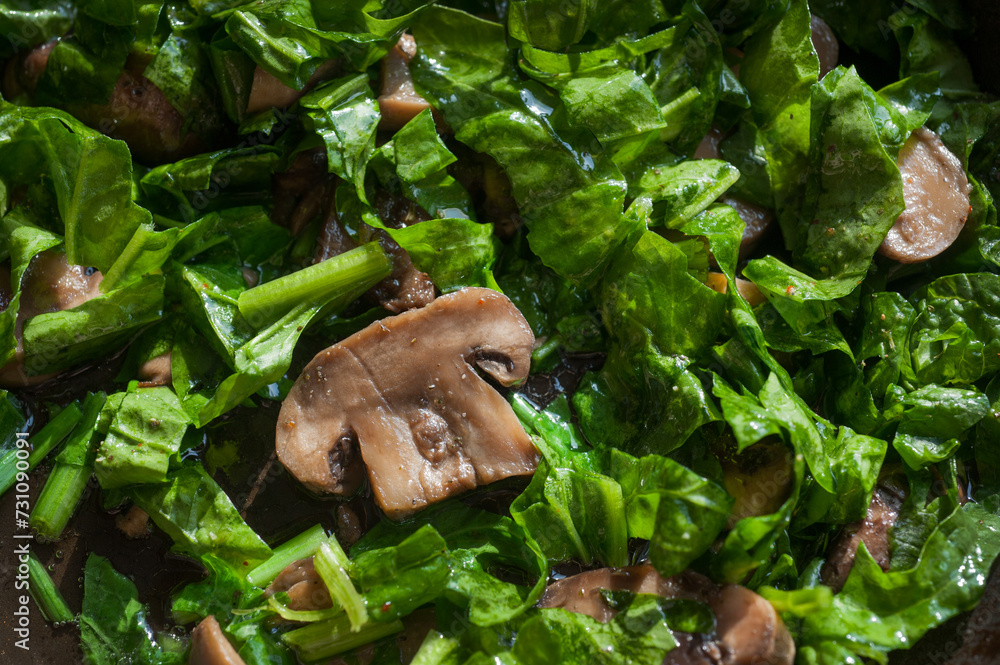 Obraz premium Healthy vegetarian food with spinach and stewed mushrooms close-up of spinach and mushrooms
