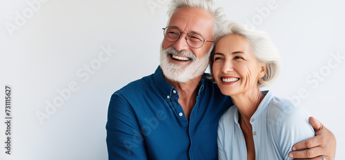 Un couple senior, heureux, amoureux, riant et partageant un moment de bonheur intense, arrière-plan blanc, image avec espace pour texte. photo