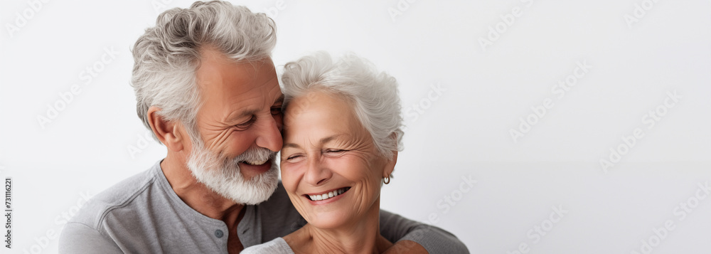 Un couple senior, heureux, amoureux, riant et partageant un moment de bonheur intense, arrière-plan blanc, image avec espace pour texte. - obrazy, fototapety, plakaty 