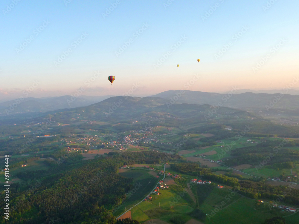 Ein Heißluftballon fährt über das oststeirische Hügelland