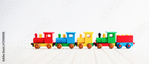 locomotive e vagoni di trenino giocattolo su superficie bianca photo