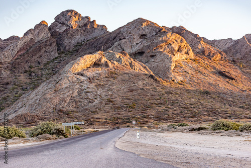 Slika na platnu Landscape of Mexican roads between arid desert terrain with imposing rocky mount