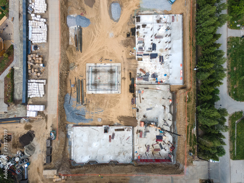 Canvas Print the construction site of an apartment building in the summer from a height