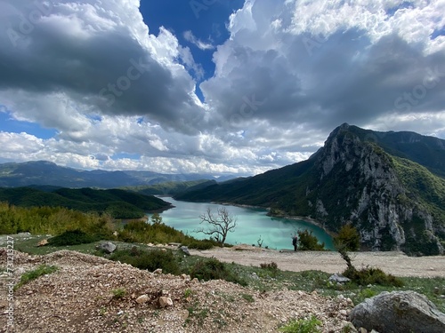 Blick über einen See in Albanien