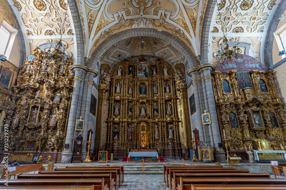 プエブラ サントドミンゴ教会の内部 壮大な建築様式
