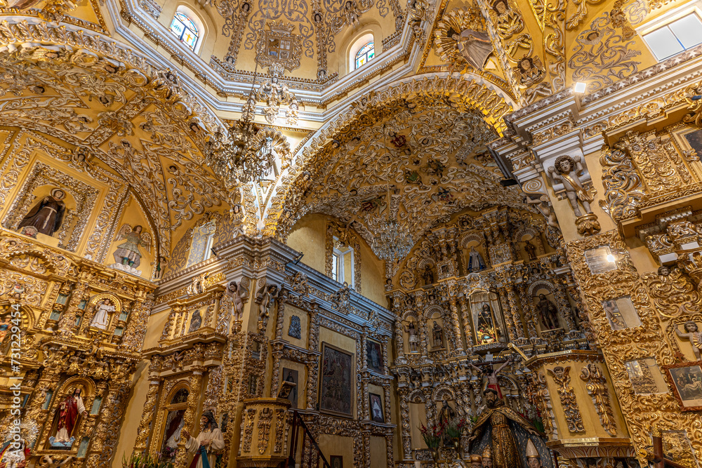 メキシコ　チョルーラの教会　黄金に輝く寺院内部