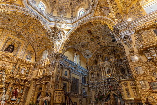 メキシコ　チョルーラの教会　黄金に輝く寺院内部