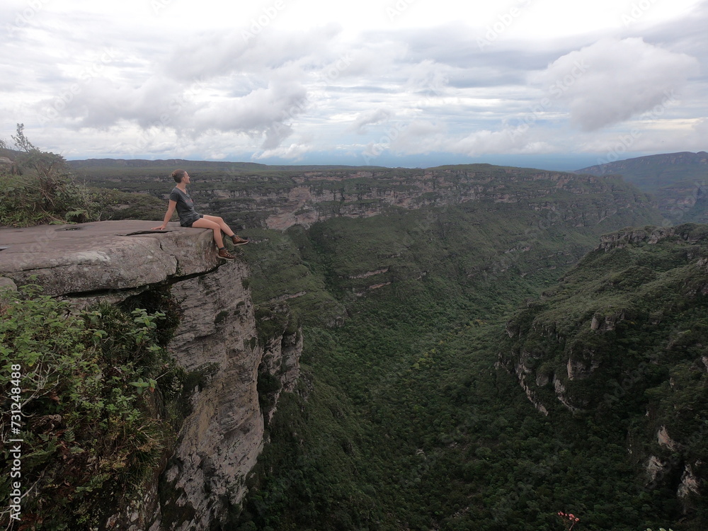 turista em trilha par a cachoeira da fumaça, na chapada diamantina, bahia 