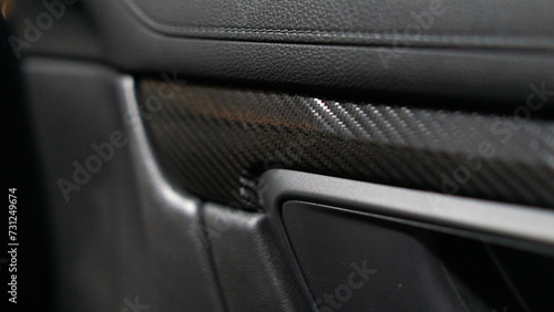 Detalles interiores en consola central de vehículo con detalles en vinilo fibra de carbono © Andreww360