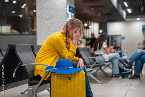 Quadro su tela Woman missed her flight or it was cancelled.