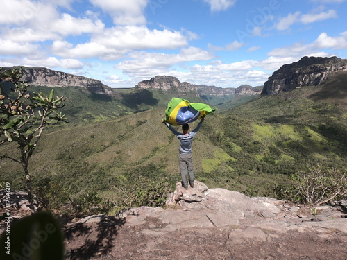 turista segurando bandeira do brasil em mirante do vale do pati, bahia, chapada diamantina 