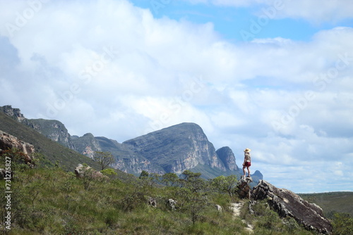 mulher em trilha na Chapada Diamantina, Bahia, com motanhas ao fundo