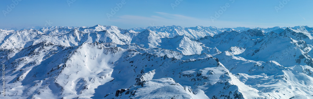 Winterpanorama Grünbergspitze mit Blick in die Tuxer und hohen Zillertaler Berge