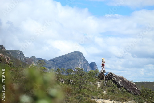 mulher em trilha na Chapada Diamantina, Bahia, com motanhas ao fundo © carina furlanetto