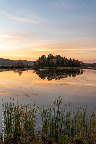 Fototapeta Naklejka Na Ścianę i Meble -  Colorful autumn evening reflecting in lake. Colourful autumn sunset in mountain lake.
