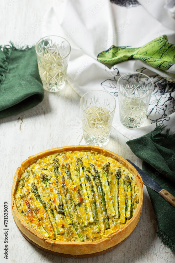Tart stuffed with asparagus, spinach, chard, cream and cheese, served with white wine.