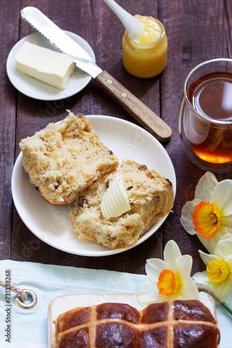 Obraz na płótnie Cross buns served with butter, honey and tea. Easter breakfast. w salonie