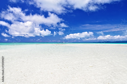 沖縄県竹富島コンドイビーチ沖　白く輝く砂浜と夏空 photo