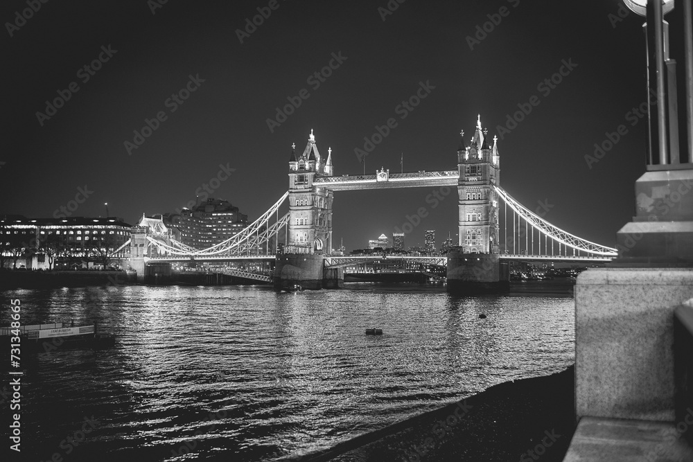 immagine notturna del Tower Bridge