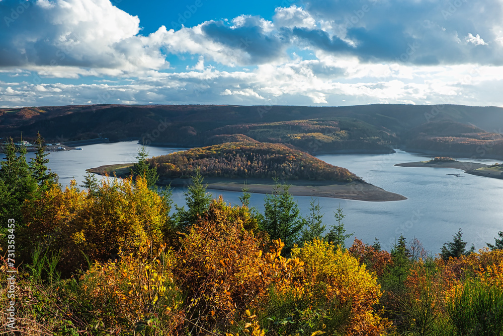 Obraz premium Panoramic view or the rursee, natural Idyll in the north eifel, schmidt: Beautitul view, village life with a lake view, quiet retreat on the rursee.
