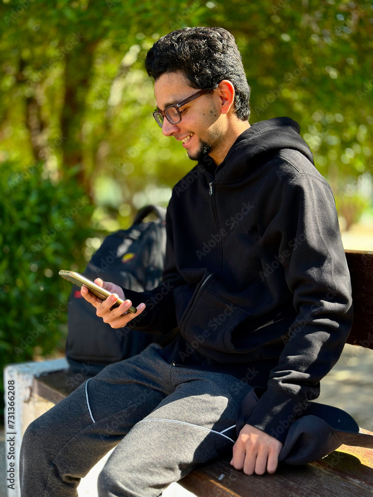 Obraz premium Young teenager in the Kuwait city using mobile technology 