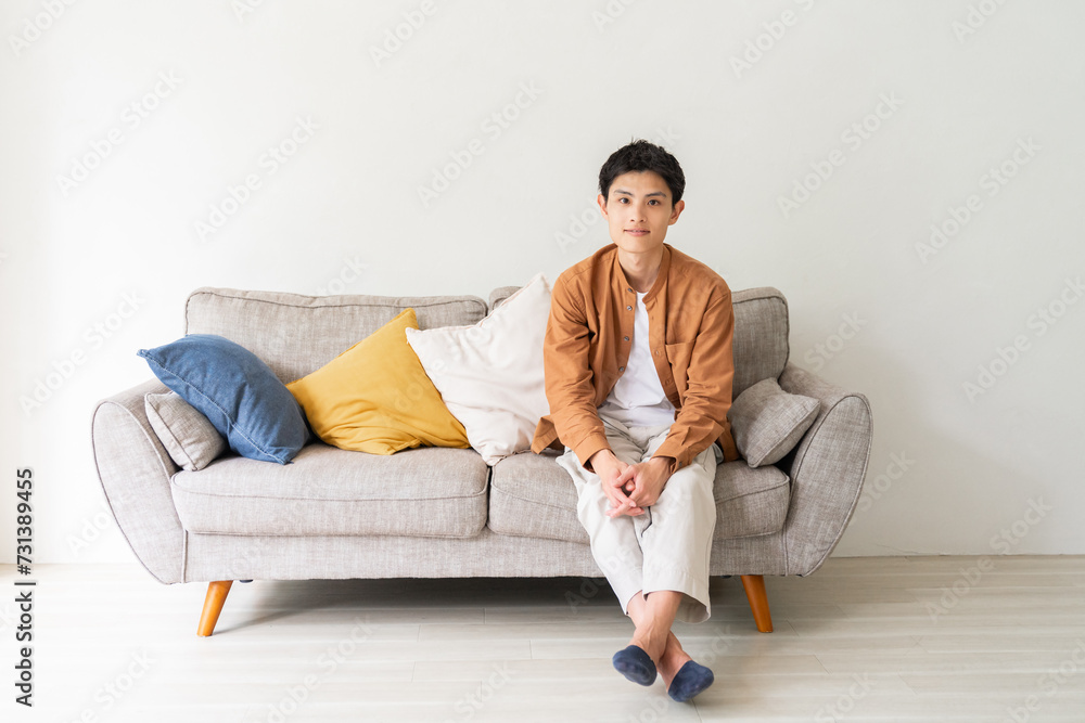 部屋でリラックスする男性