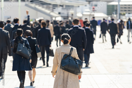 若いスーツ姿の日本人女性（大学生）の歩く後ろ姿