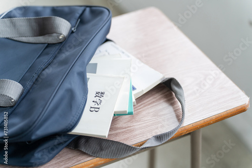机の上に広げられたスクールバッグと教科書 photo