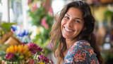 Mulher sorrindo em uma floricultura 