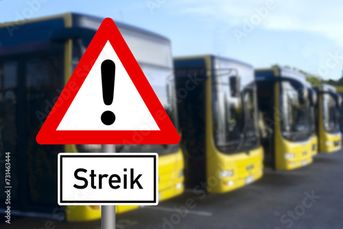 Busse und Hinweis auf einen Streik im öffentlichen Nahverkehr