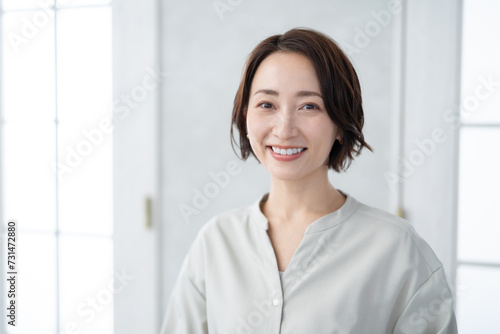 室内にいるワンピースを着た日本人女性 Free Download 室内にいるワンピースを着た日本人女性 - GFXLoad