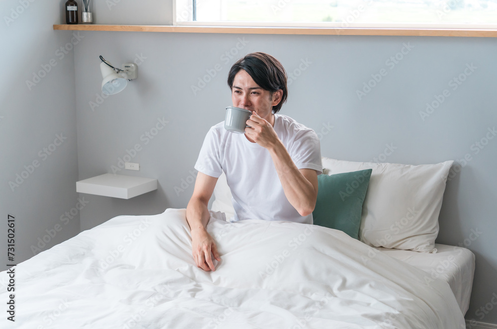 朝起床して白湯・ホットドリンク・コーヒー・温かい飲み物・男性(睡眠・覚醒・眠り)
朝起床して白湯・ホットドリンク・コーヒー・温かい飲み物・男性(睡眠・覚醒・眠り)