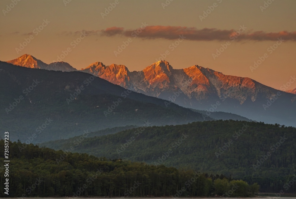 Obraz premium The longitudinal mountains and the setting sun and the forest 