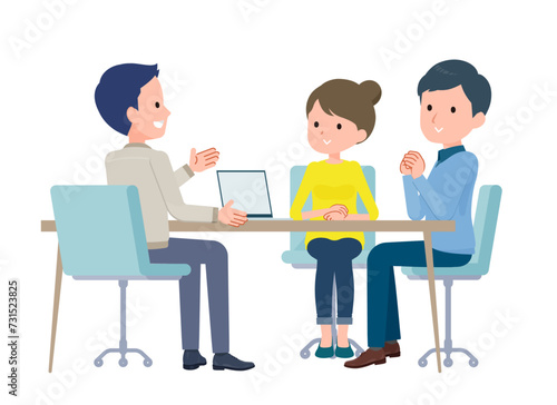 夫婦を相手に打ち合わせする作業員。