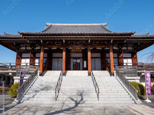 冬の青空と伝通院の本堂　東京都文京区 photo