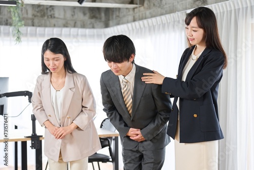 Photos マナー研修を行うビジネスパーソン