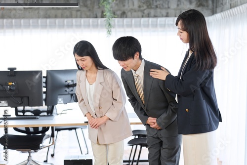 Foto マナー研修を行うビジネスパーソン